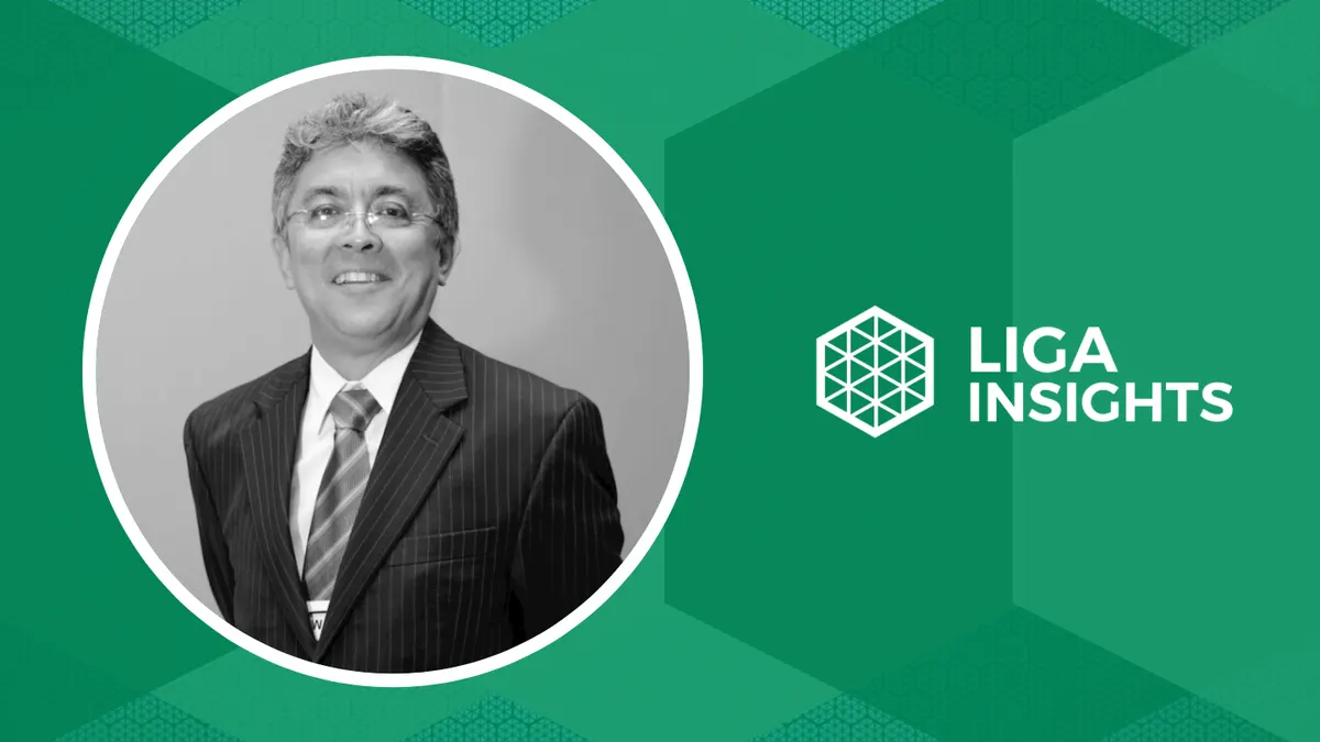 Cartão do Liga Insights, sobre fundo azul-escuro, com o retrato em preto e branco de um homem de terno e gravata