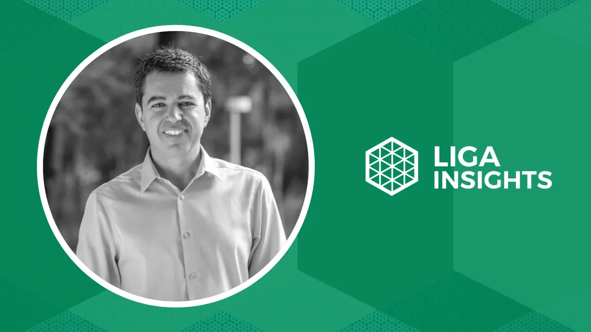 Cartão do Liga Insights, sobre fundo azul-escuro, com o retrato em preto e branco de um homem de camisa clara