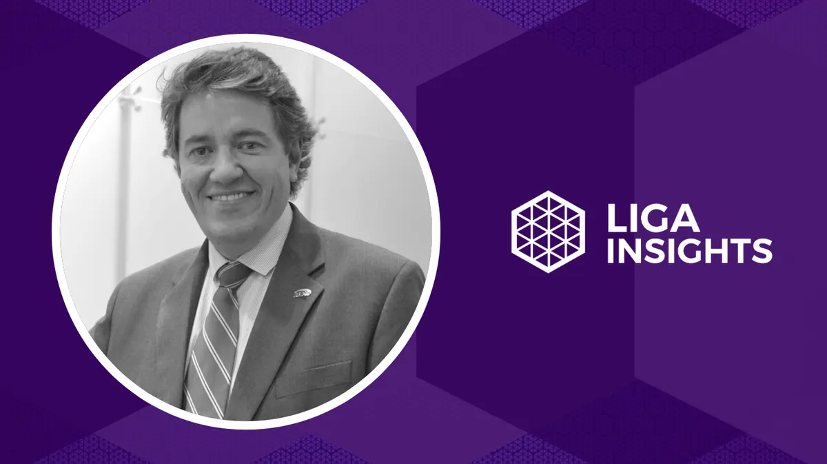 Cartão do Liga Insights, sobre fundo roxo, com o retrato em preto e branco de um homem de terno e gravata