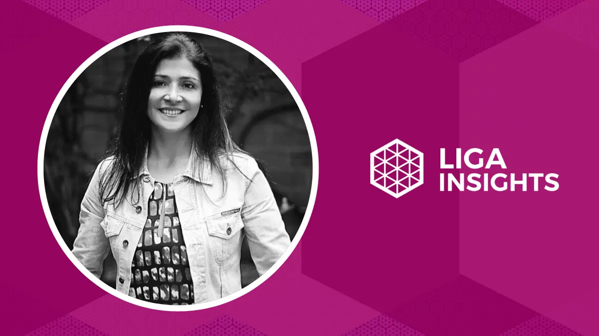 Cartão do Liga Insights, sobre fundo rosa, com o retrato em preto e branco de uma mulher de jaqueta jeans