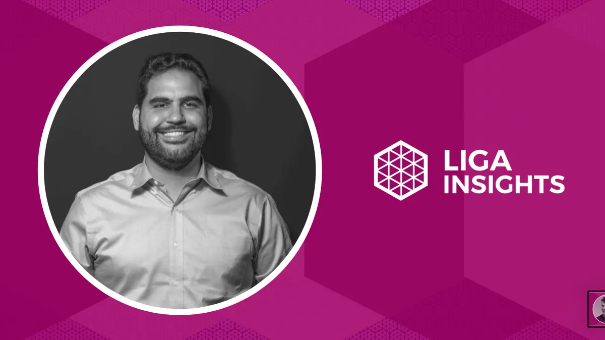 Cartão do Liga Insights, sobre fundo rosa, com o retrato em preto e branco de um homem de camisa clara