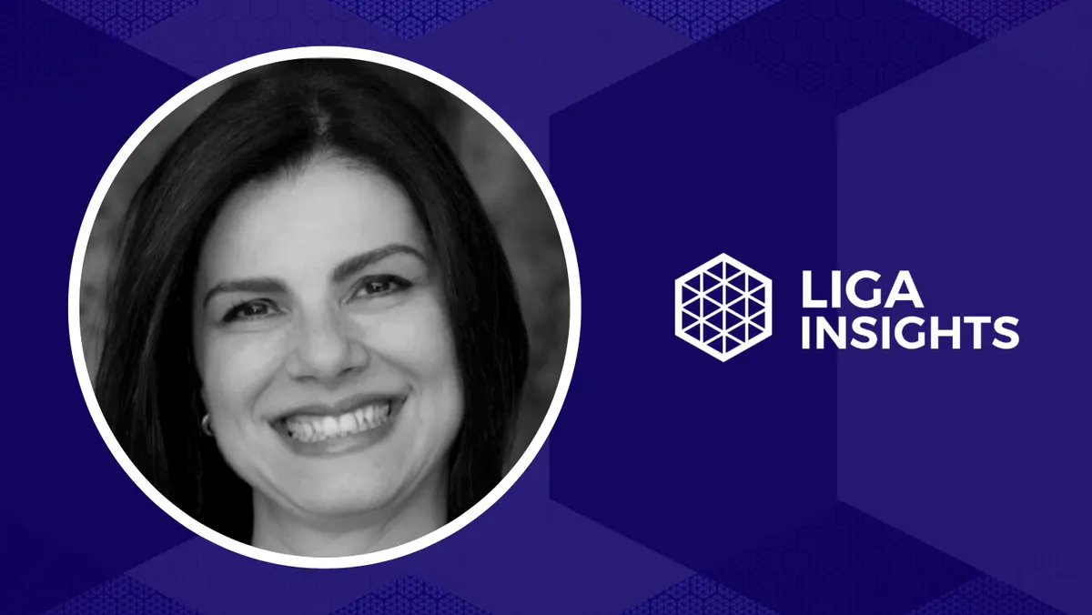 Cartão do Liga Insights, sobre fundo azul-escuro, com o retrato em preto e branco de uma mulher sorrindo