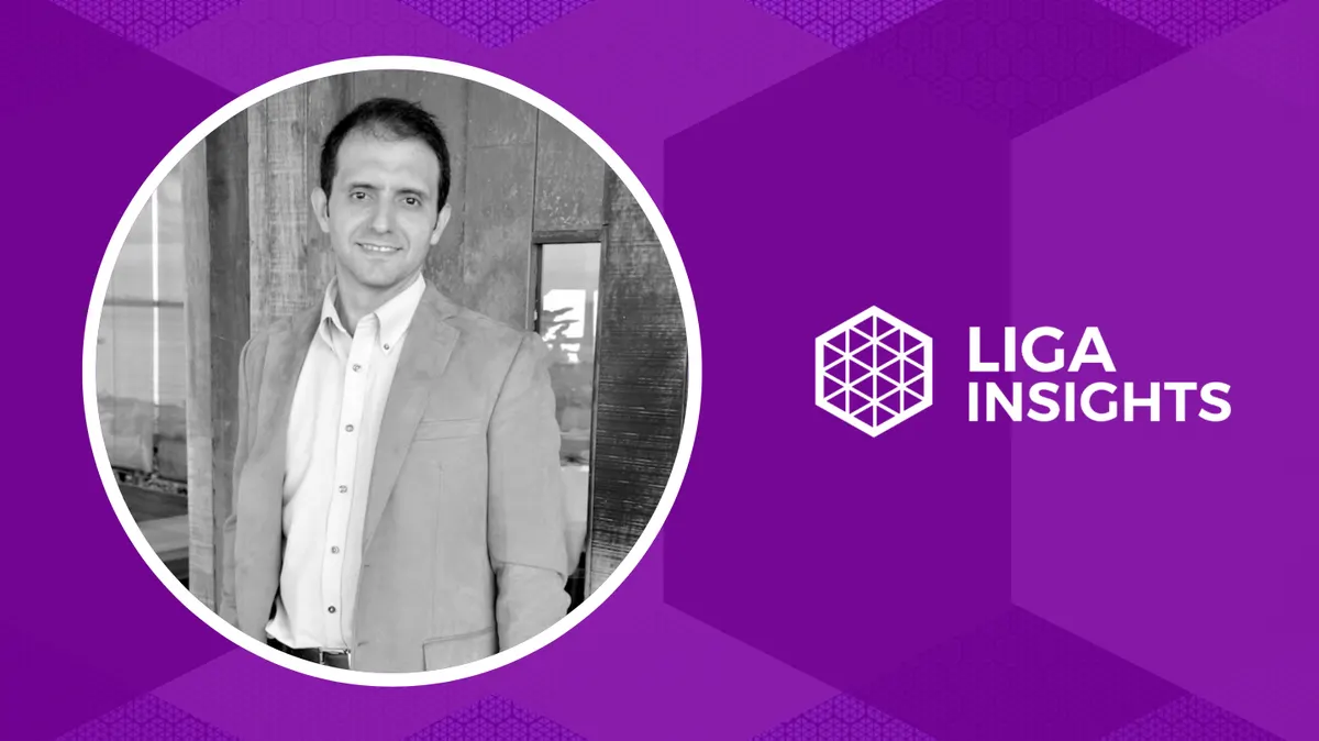 Cartão do Liga Insights, sobre fundo azul-escuro, com o retrato em preto e branco de um homem de paletó claro