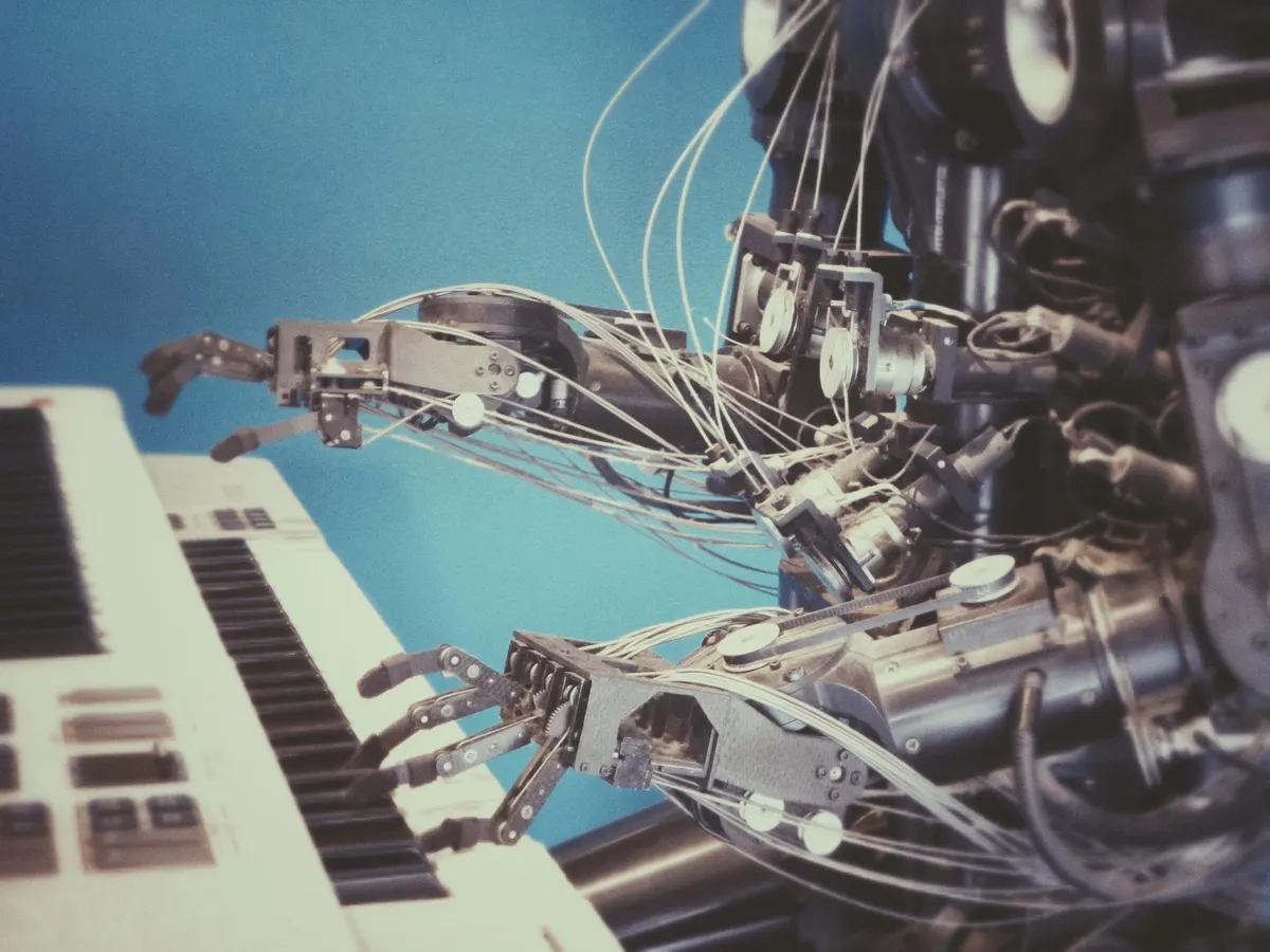 Mão robótica toca as teclas de um piano
