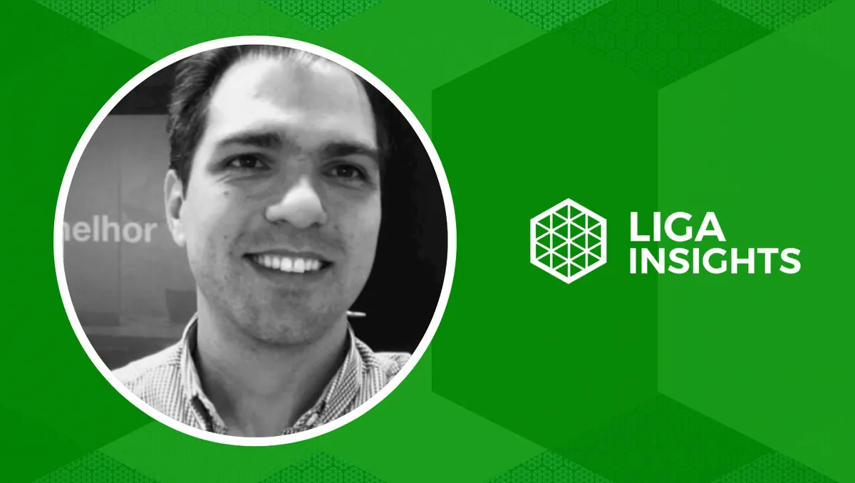 Cartão do Liga Insights, sobre fundo laranja, com o retrato em preto e branco de um homem sorrindo