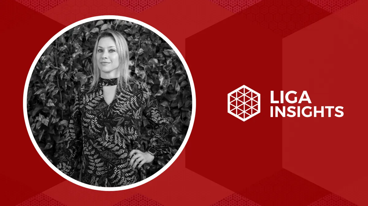 Cartão do Liga Insights, sobre fundo laranja, com o retrato em preto e branco de uma mulher diante de folhagens