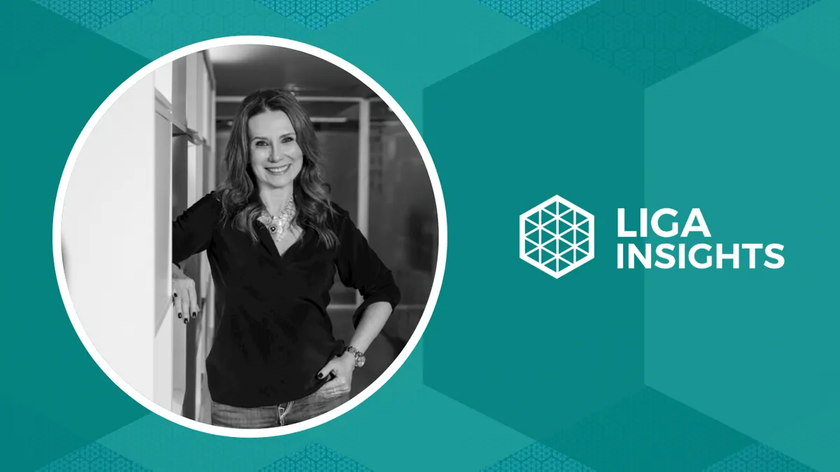 Cartão do Liga Insights, sobre fundo laranja, com o retrato em preto e branco de uma mulher apoiada em uma porta