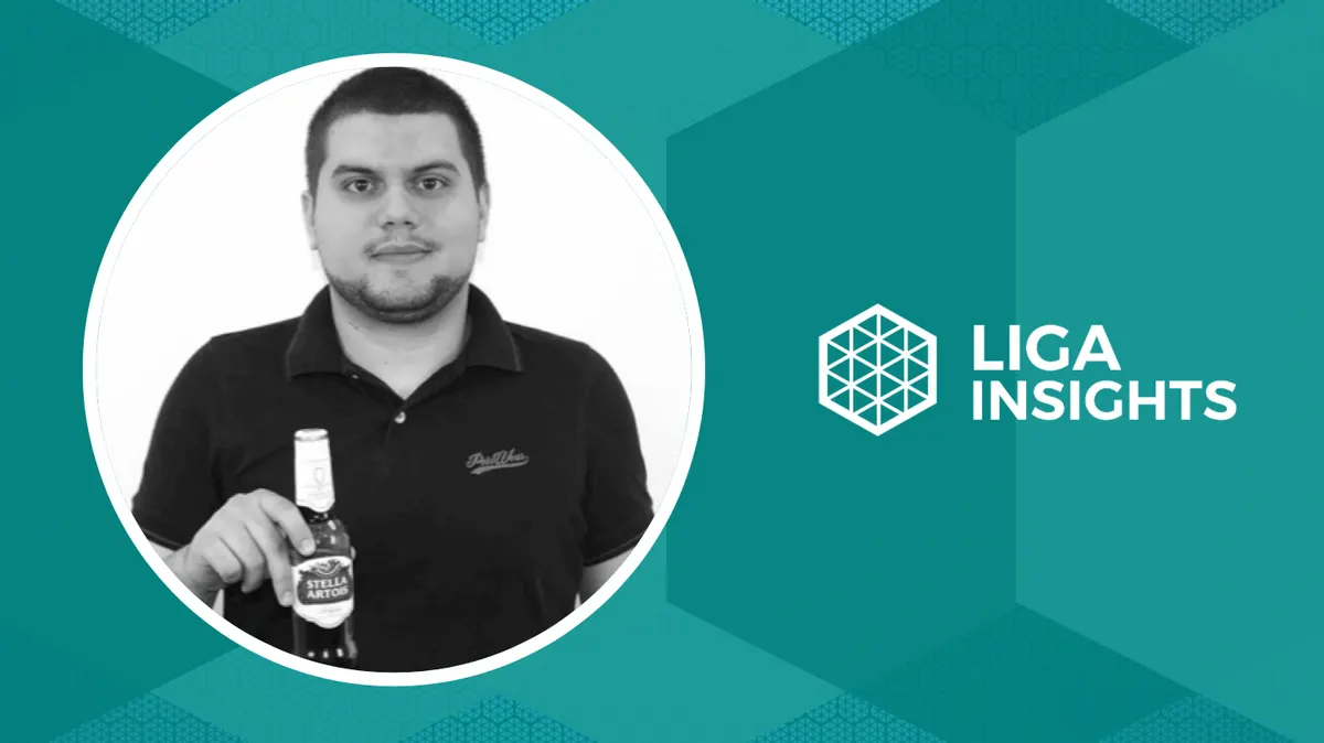 Cartão do Liga Insights, sobre fundo laranja, com o retrato em preto e branco de um homem segurando uma garrafa