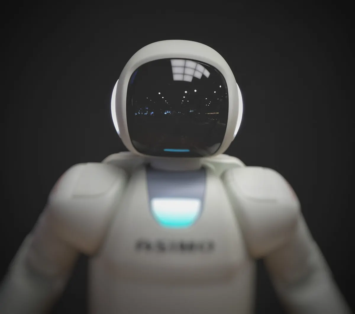 Robô humanoide branco visto de frente