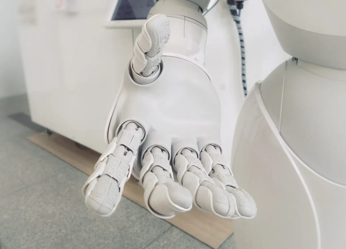 Mão robótica branca em um laboratório
