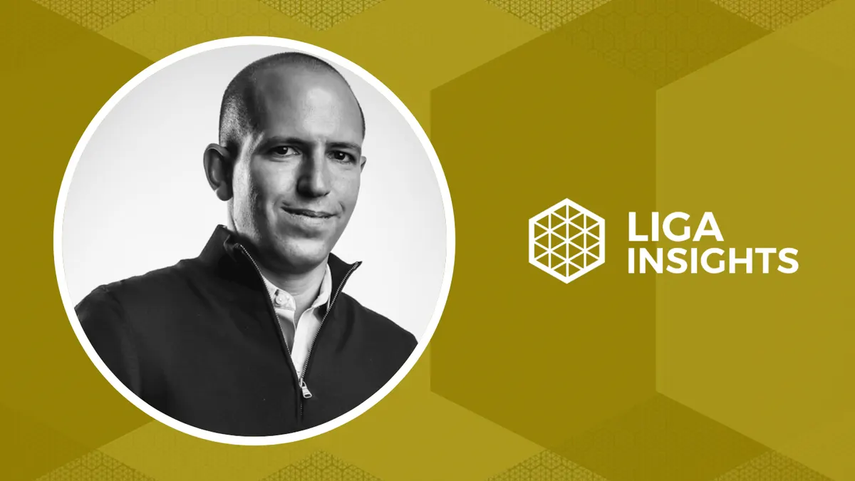 Cartão do Liga Insights, sobre fundo amarelo-ocre, com o retrato em preto e branco de um homem de camisa escura