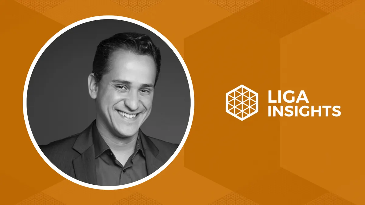 Cartão do Liga Insights, sobre fundo laranja, com o retrato em preto e branco de um homem sorrindo, de camisa escura