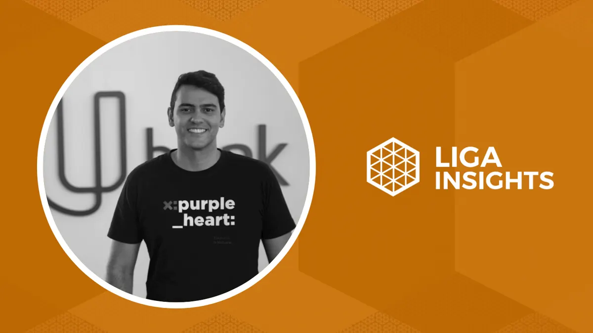 Cartão do Liga Insights, sobre fundo laranja, com o retrato em preto e branco de um homem de camiseta preta