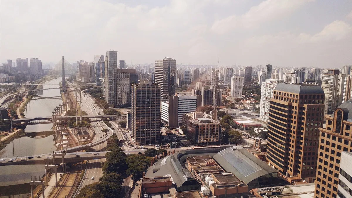 Vista aérea da cidade de São Paulo, com o rio e os prédios