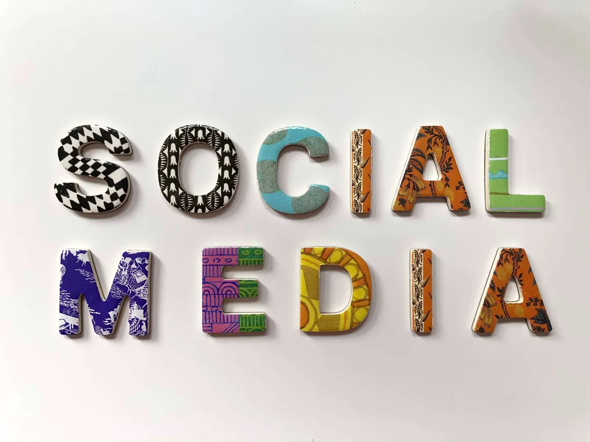 Letras coloridas formando as palavras social media