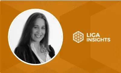 Cartão do Liga Insights, sobre fundo laranja, com o retrato em preto e branco de uma mulher de cabelos longos