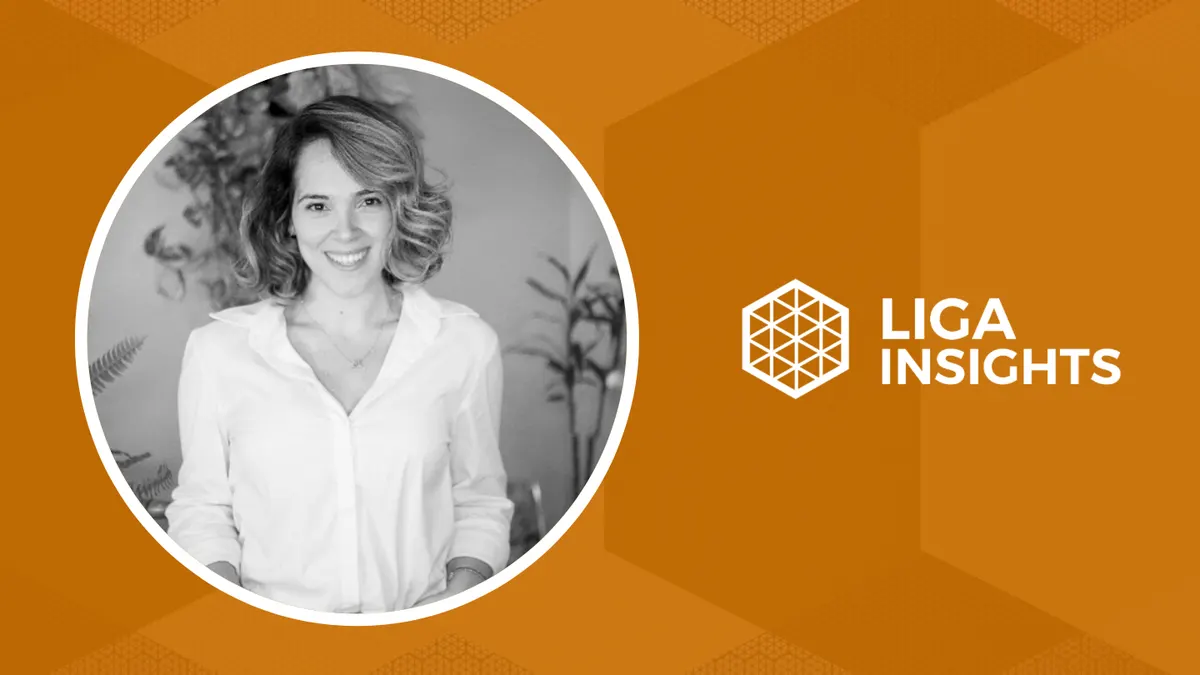 Cartão do Liga Insights, sobre fundo laranja, com o retrato em preto e branco de uma mulher de camisa branca
