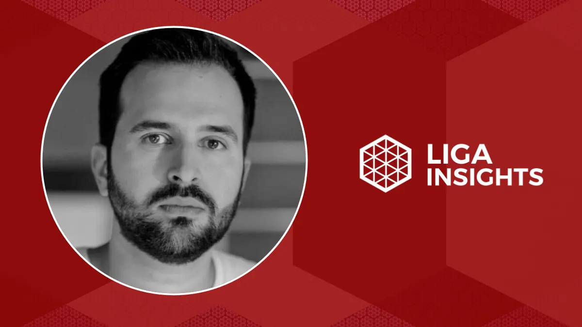 Cartão do Liga Insights, sobre fundo vermelho, com o retrato em preto e branco de um homem de barba