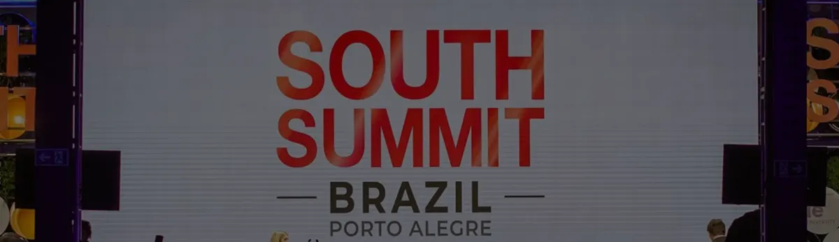 Capa de artigo do Liga Insights, com o letreiro do South Summit Brazil, em Porto Alegre