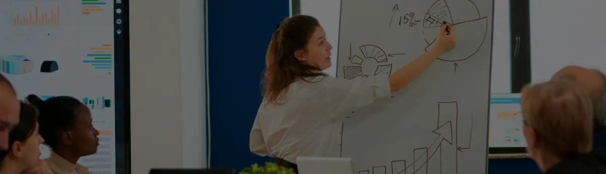 Capa de artigo do Liga Insights, com uma mulher desenhando um gráfico em um quadro branco