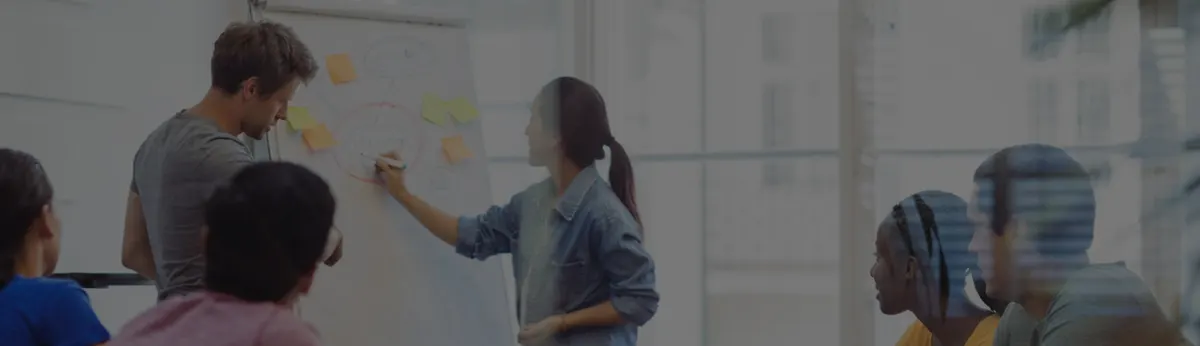 Capa de artigo do Liga Insights, com uma equipe colando post-its em um quadro