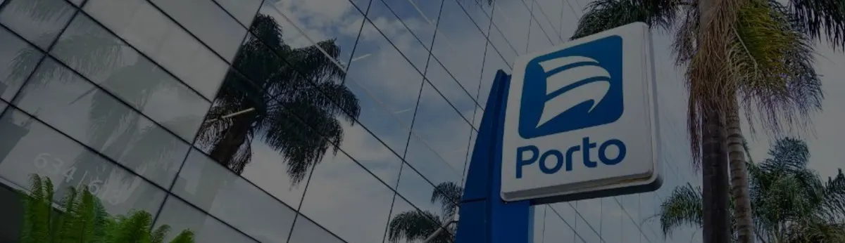 Capa de artigo do Liga Insights, com o totem da Porto na fachada de um prédio de vidro