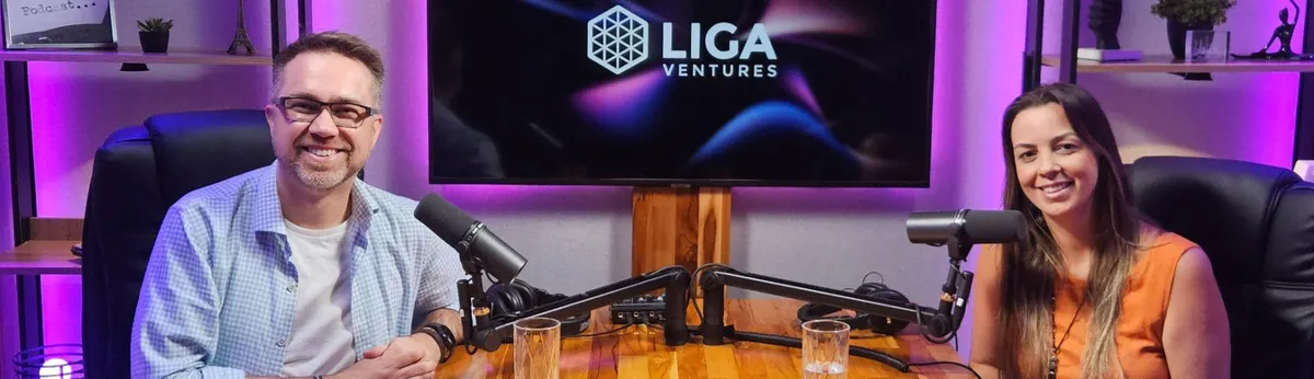 Capa de vídeo com um homem e uma mulher no estúdio de podcast da Liga Ventures